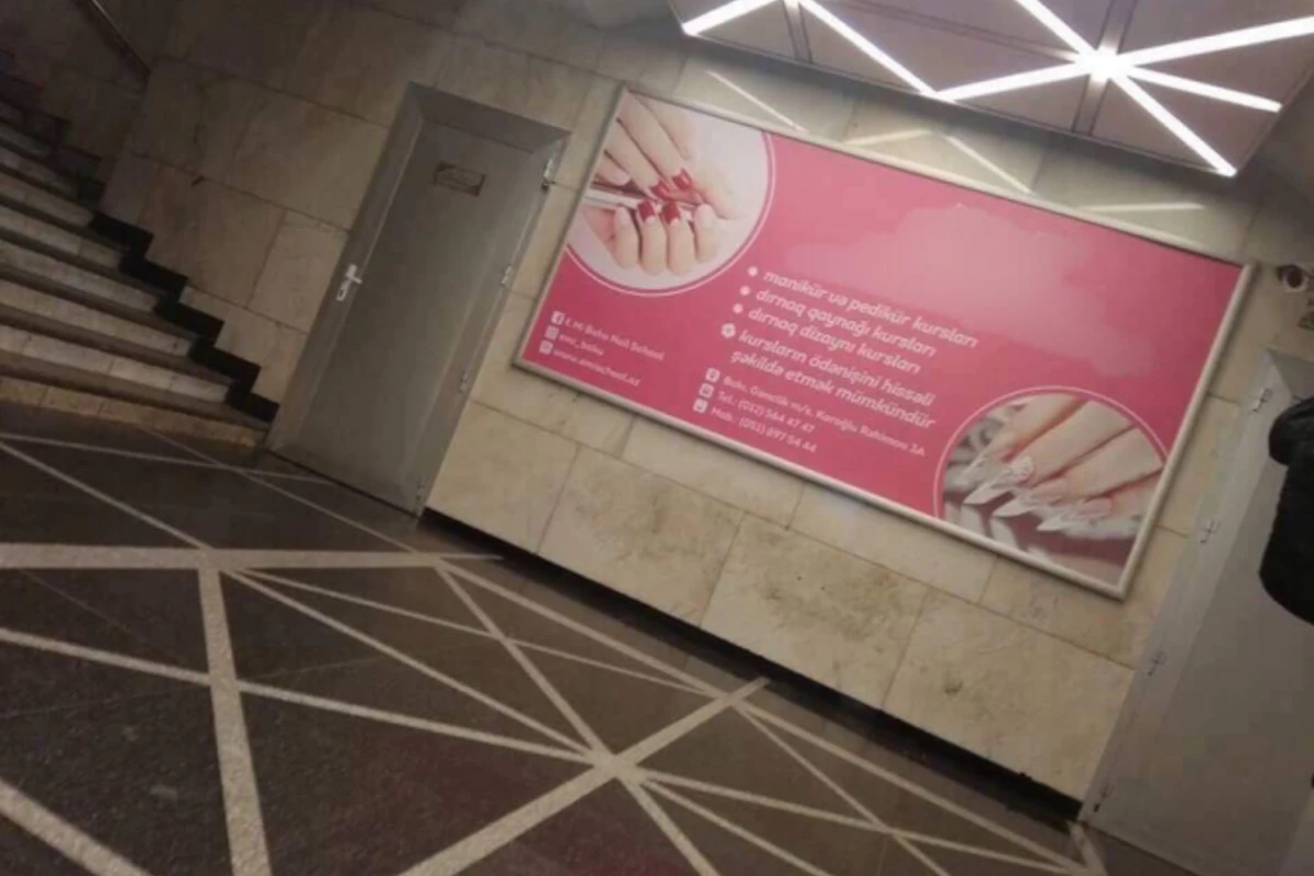 Metroda Torpaq əgər uğrunda ölən varsa, vətəndir! yazısı çıxarıldı, reklam yerləşdirildi