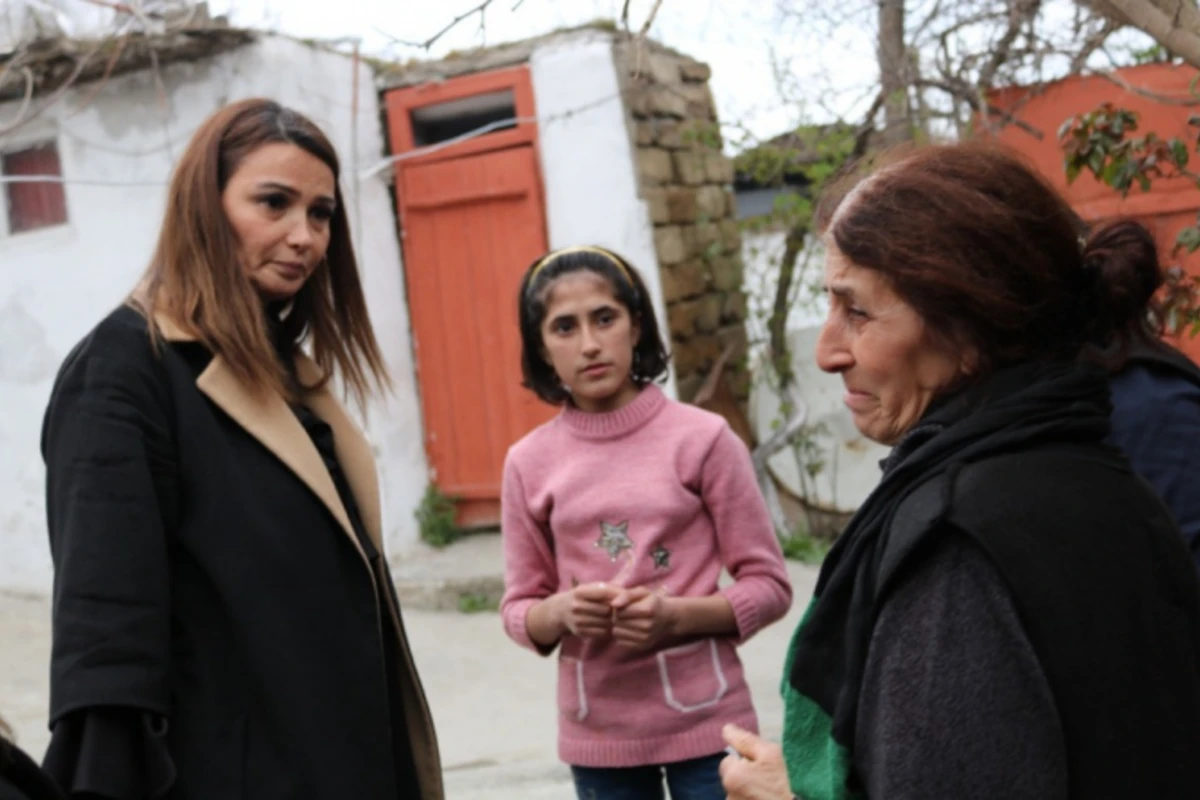 Qənirə Paşayeva ölən süpürgəçi qadının övladlarına baş çəkdi, icra başçısı isə ev tikməyə söz verdi (VİDEO)