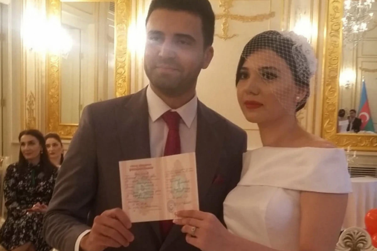 Tanınmış teleaparıcının nikah mərasimi, xanımı ilə füsunkar rəqsi - VİDEO