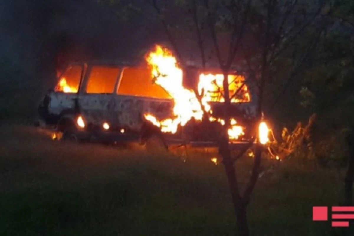 Bərdədə fəhlə daşıyan mikroavtobus yanıb, 9 nəfər xəsarət alıb - FOTO