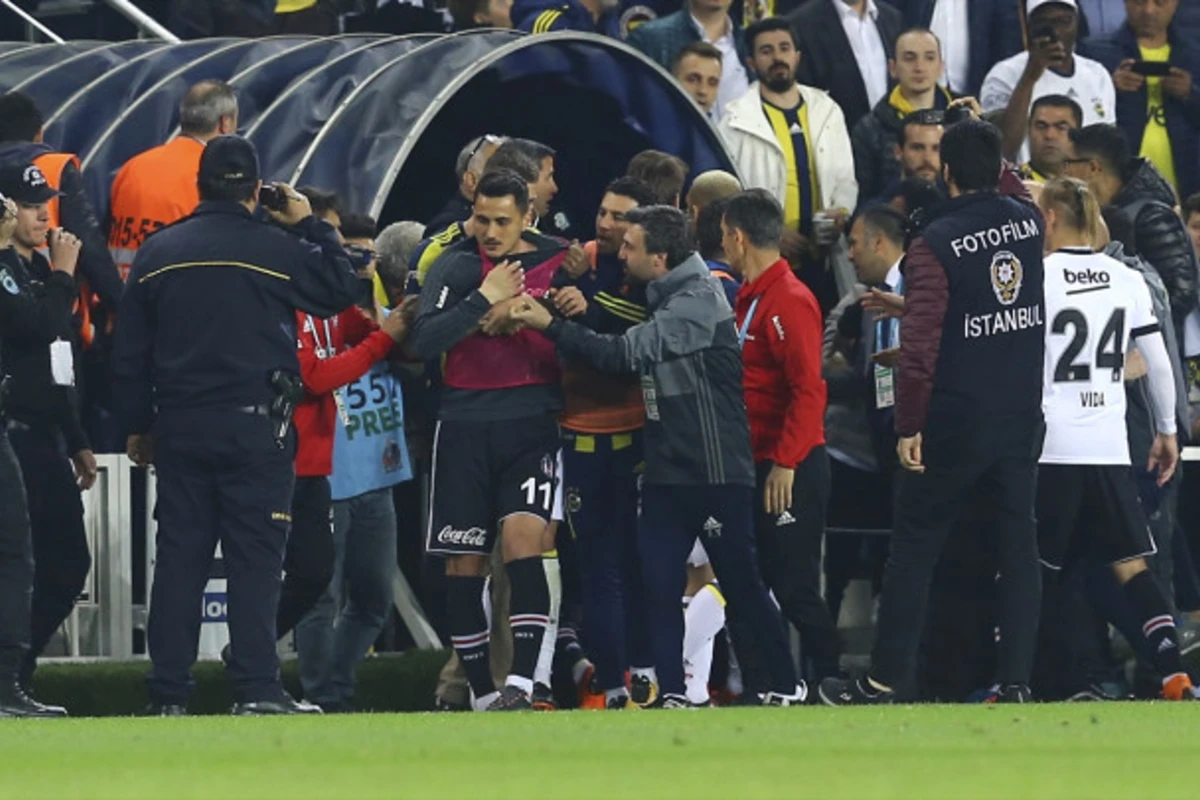 Fənərbağça ilə Beşiktaş matçı yarıda qaldı - Şenol Güneşin başı yarıldı (VİDEO)