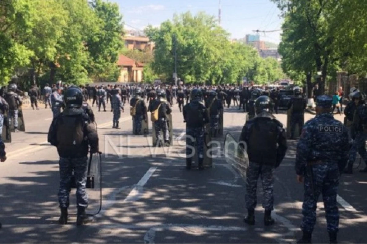 Ermənistan müxalifəti yeni parlament seçkiləri tələb edir