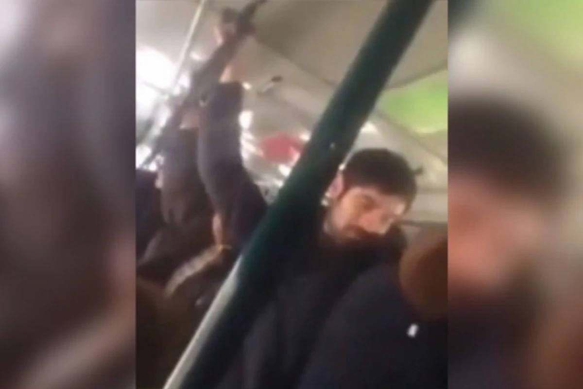 Bakıda avtobusda yer üstündə dava: yaşlı qadın gənc qızı söydü (VİDEO)