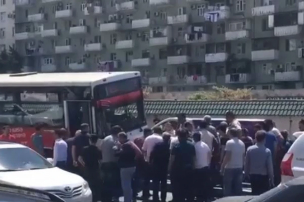 Bakıda avtobus Prado ilə toqquşdu (VİDEO)