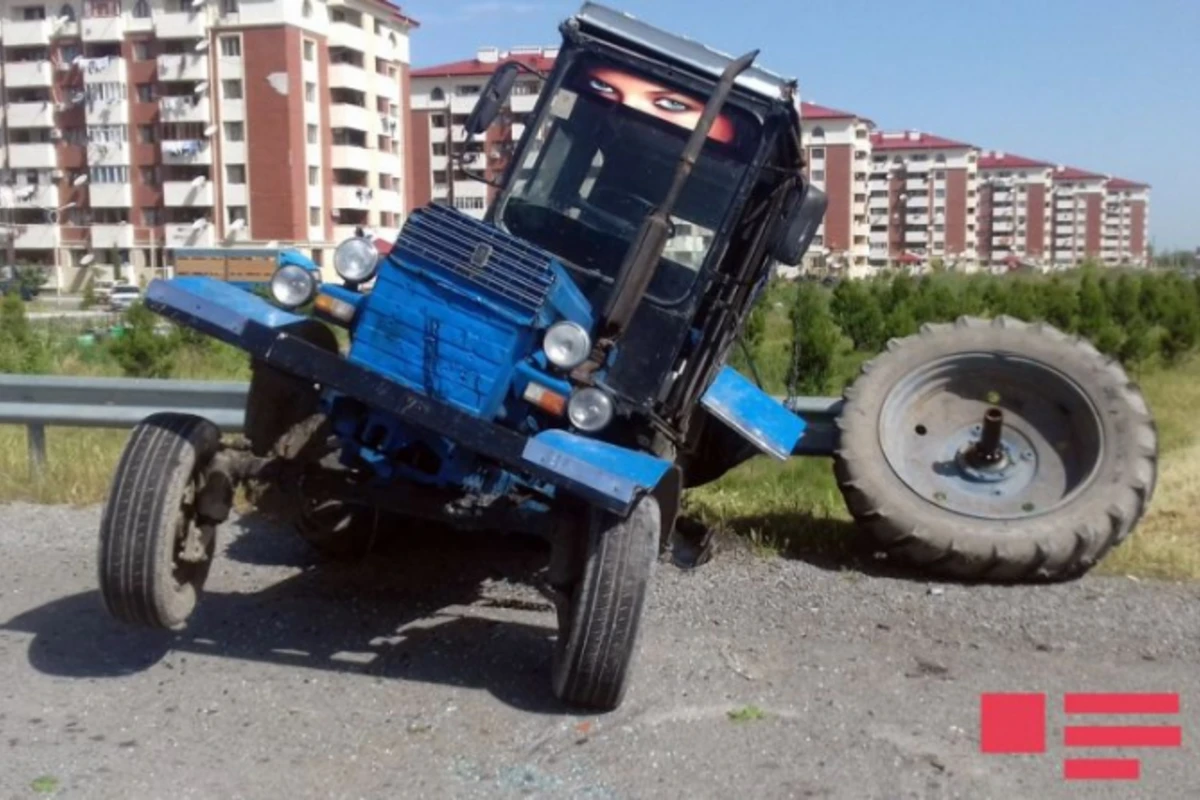 Qatarla traktor toqquşdu - sürücünün ayaqları kəsildi (VİDEO)