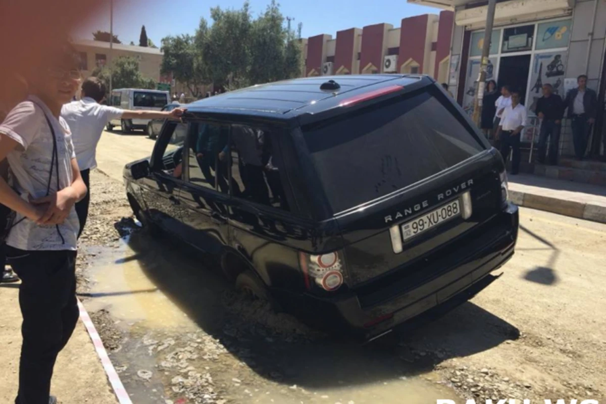 Range Rover çökəkliyə düşdü - əraziyə evakuator çağırıldı (FOTO)