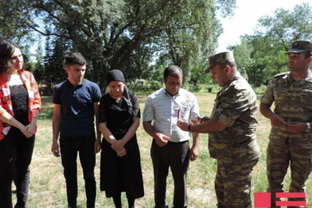 Şəhid hərbçi Əmrah Yüzbəyovun medalı ailəsinə təqdim olunub - FOTO