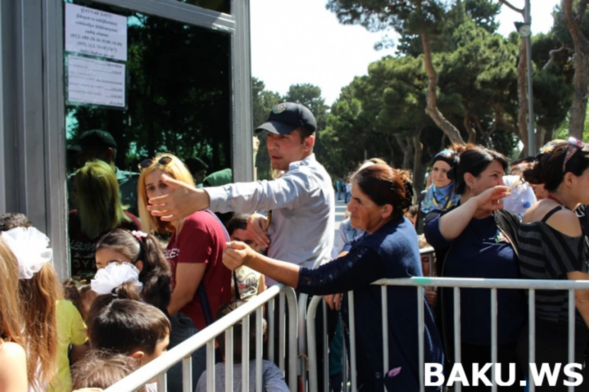 Uşaqlar günündə Bakı bulvarında xoşagəlməz anlar - balacalar əzildi (VİDEO)