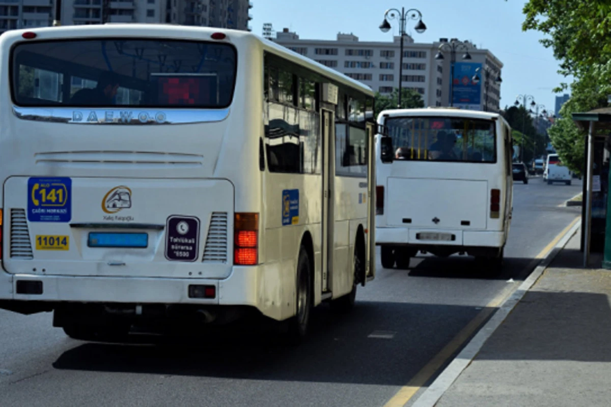 Bakıda avtobus sürücüsü sərnişini yaraladı - ''elə sürürərəm ki, qıraram sizi'' - VİDEO