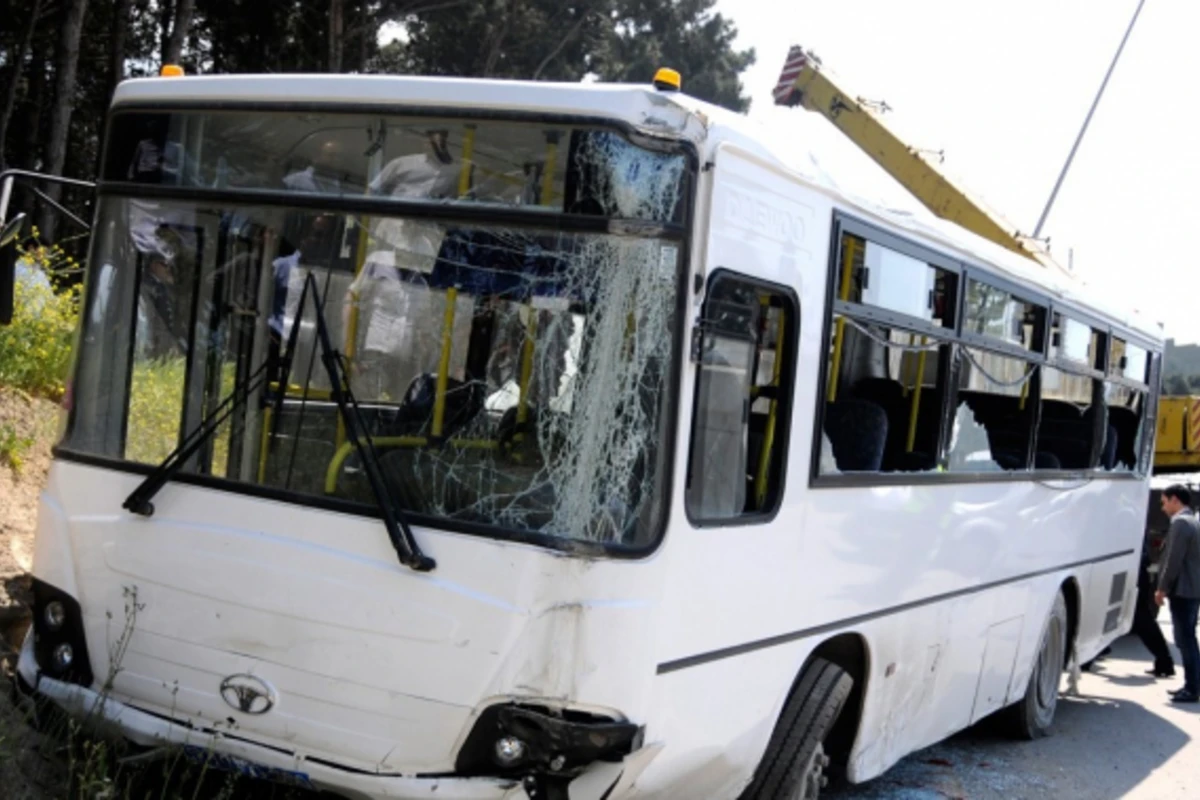 Bakıda sərnişin avtobusu qəza törədib: xəsarət alanlar var - VİDEO