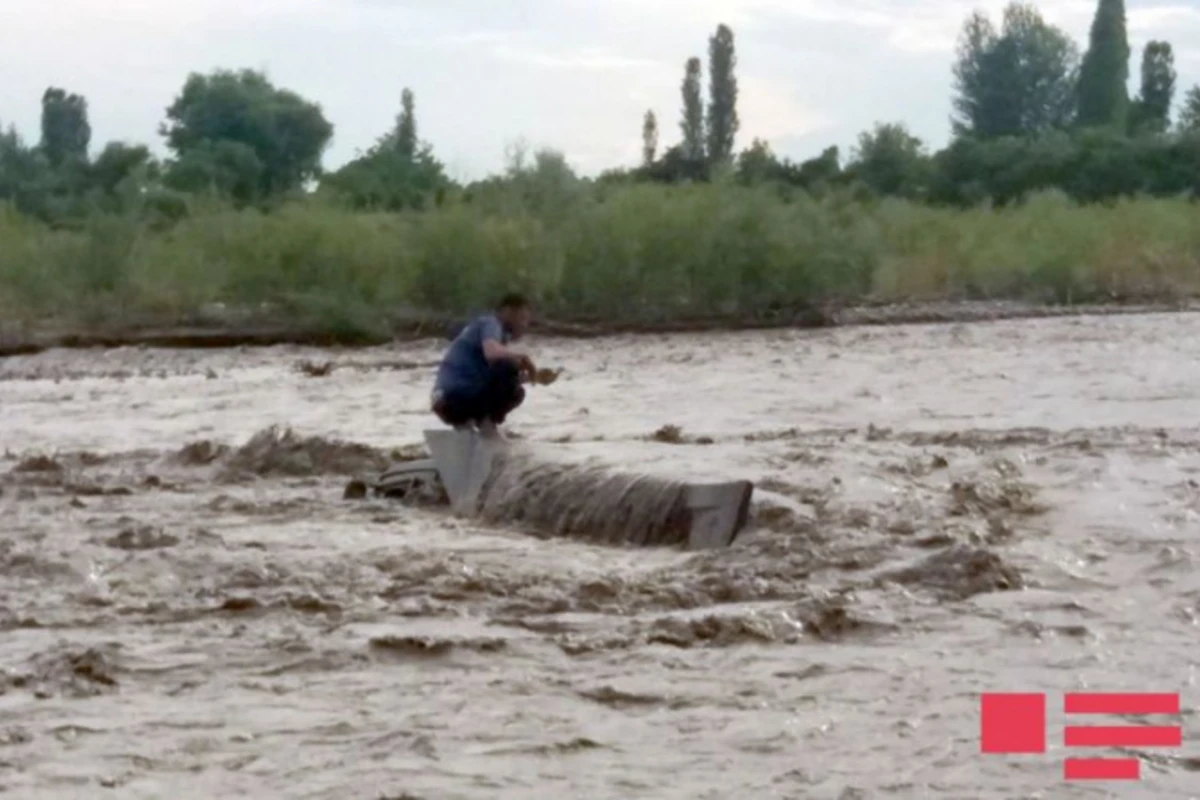 Azərbaycanda KaMAZ-ı sel apardı - FOTO