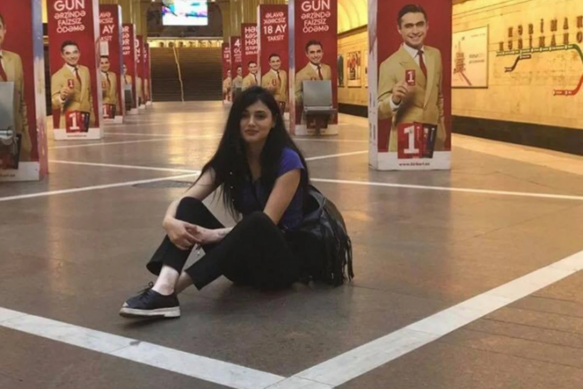 Bakı metrosunda şəkil çəkdirən qız böyük müzakirələrə səbəb oldu (FOTO)