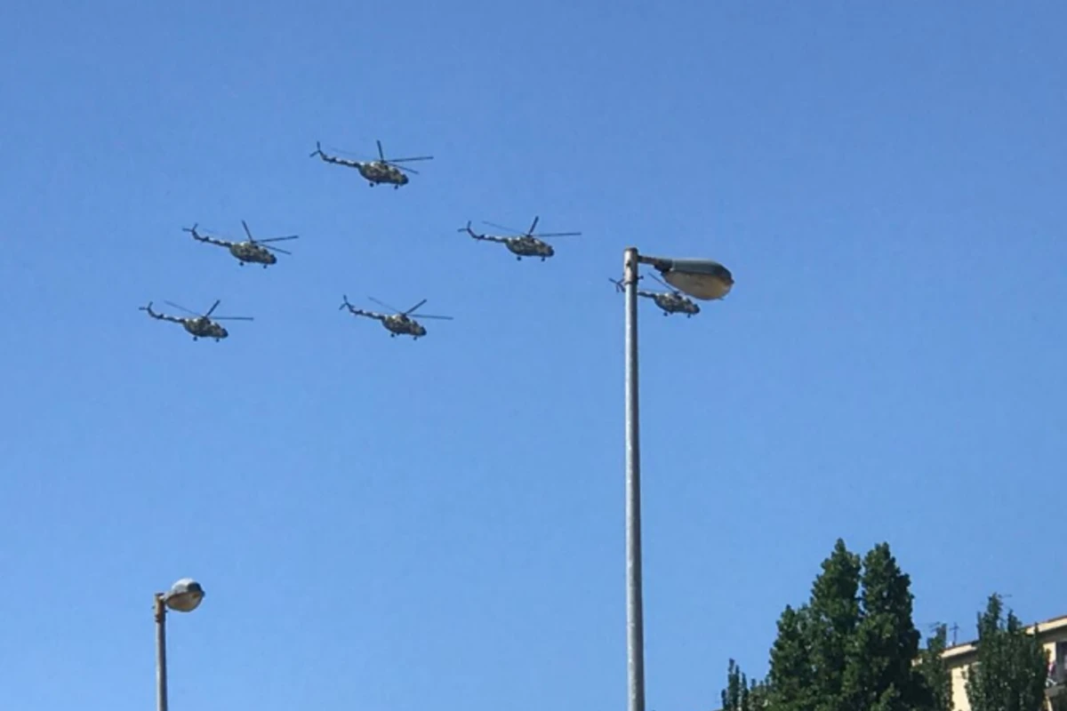 Bakıda qırıcılar və helikopterlər səmayə qalxdı (FOTO)