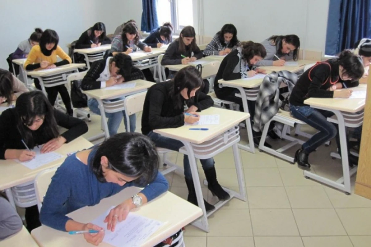 Dövlət qulluğuna qəbul üçün test imtahanı keçirilib