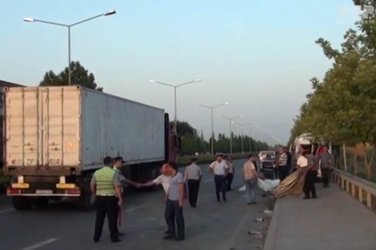 Yük maşını mikroavtobusla toqquşdu - 3 nəfər öldü, 9 yaralı var (VİDEO)