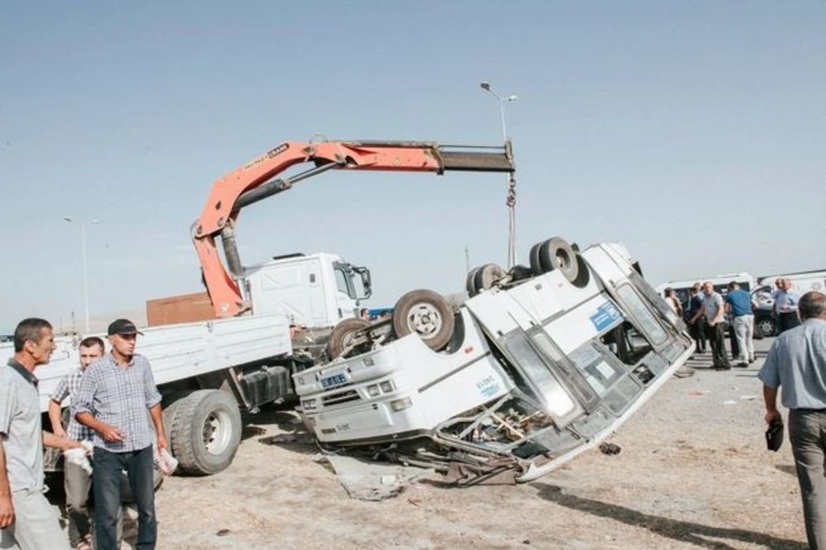 Bakıda DƏHŞƏTLİ QƏZA - avtobus “Kamaz”la toqquşdu - Ölən və yaralananlar var – FOTO