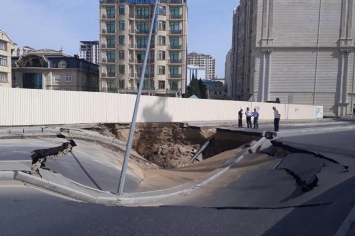 Bakıda yolda baş verən böyük çökmə iki qurumu üz-üzə qoydu