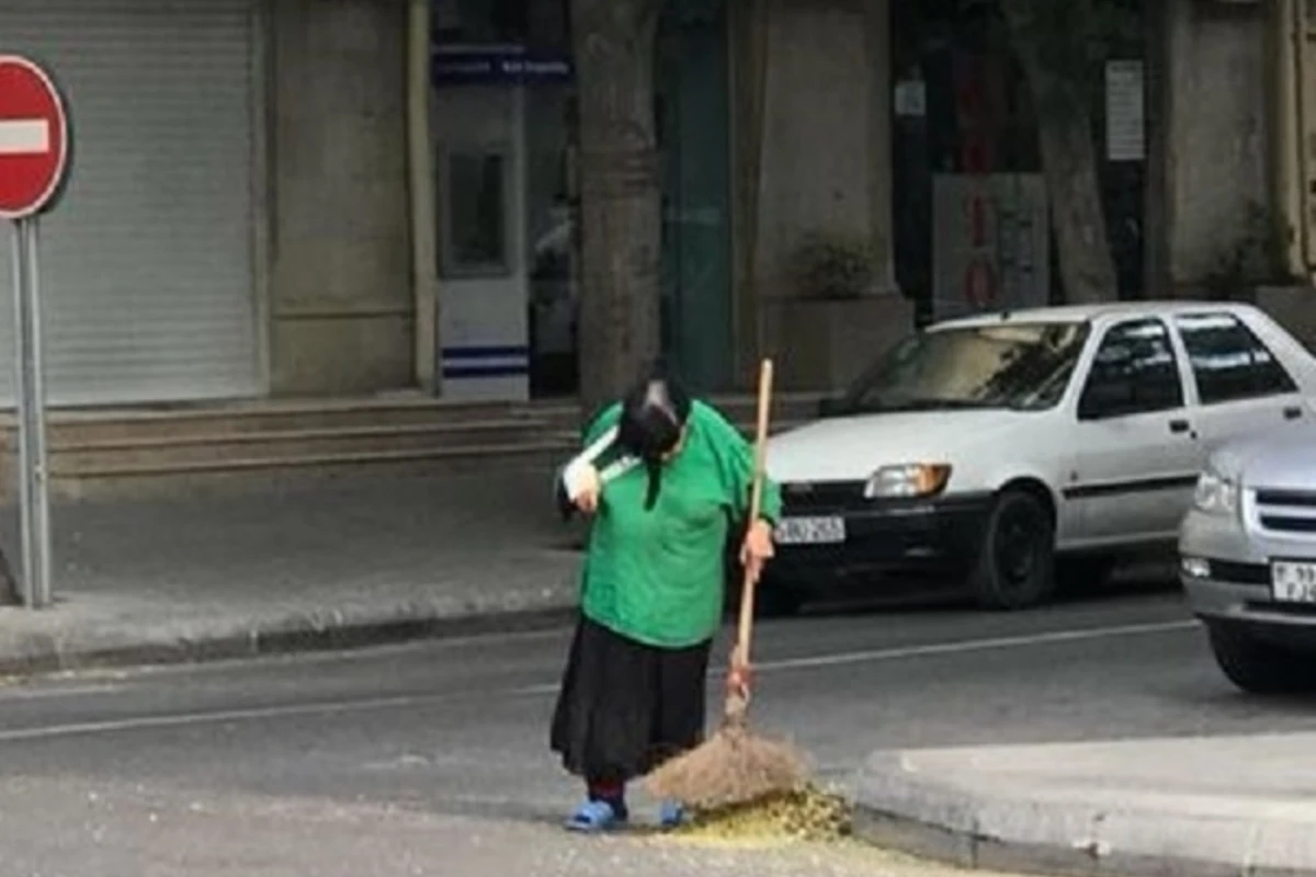 Bakıda qolu sarğılı qadın küçə süpürür – FOTO