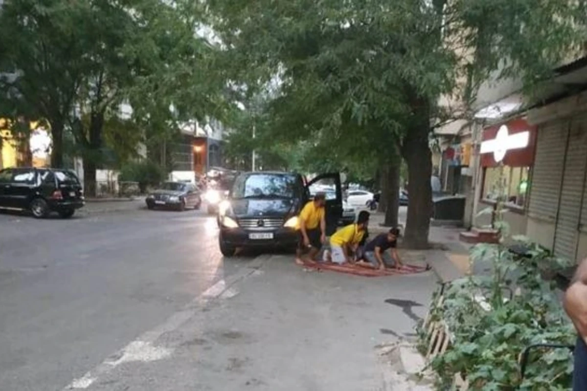 Ərəblər Bakıda küçənin ortasında namaz qıldılar - FOTO