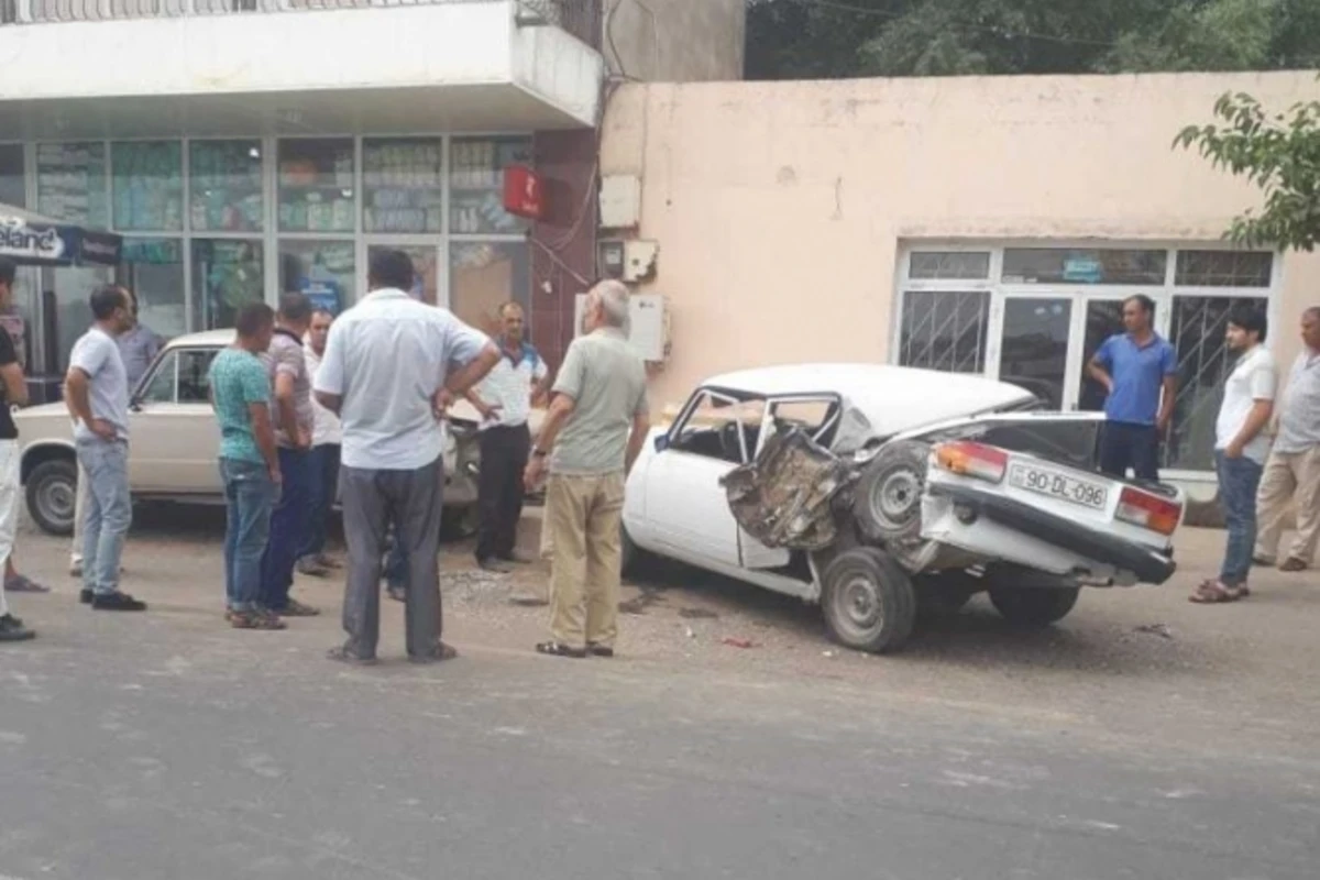 Azərbaycanda mikroavtobus 4 maşına çırpıldı (FOTO)