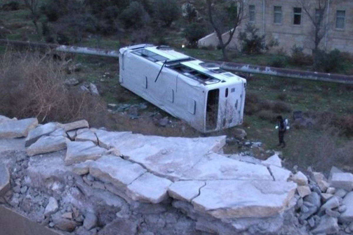 Bakıda sərnişin avtobusu dərəyə aşdı, bir nəfər öldü