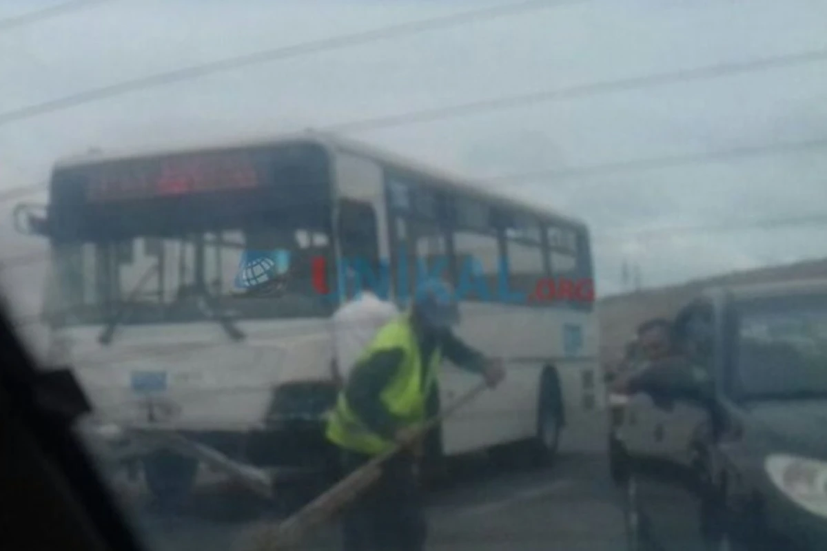 Bakıda sərnişin avtobusu zəncirvari qəza törətdi