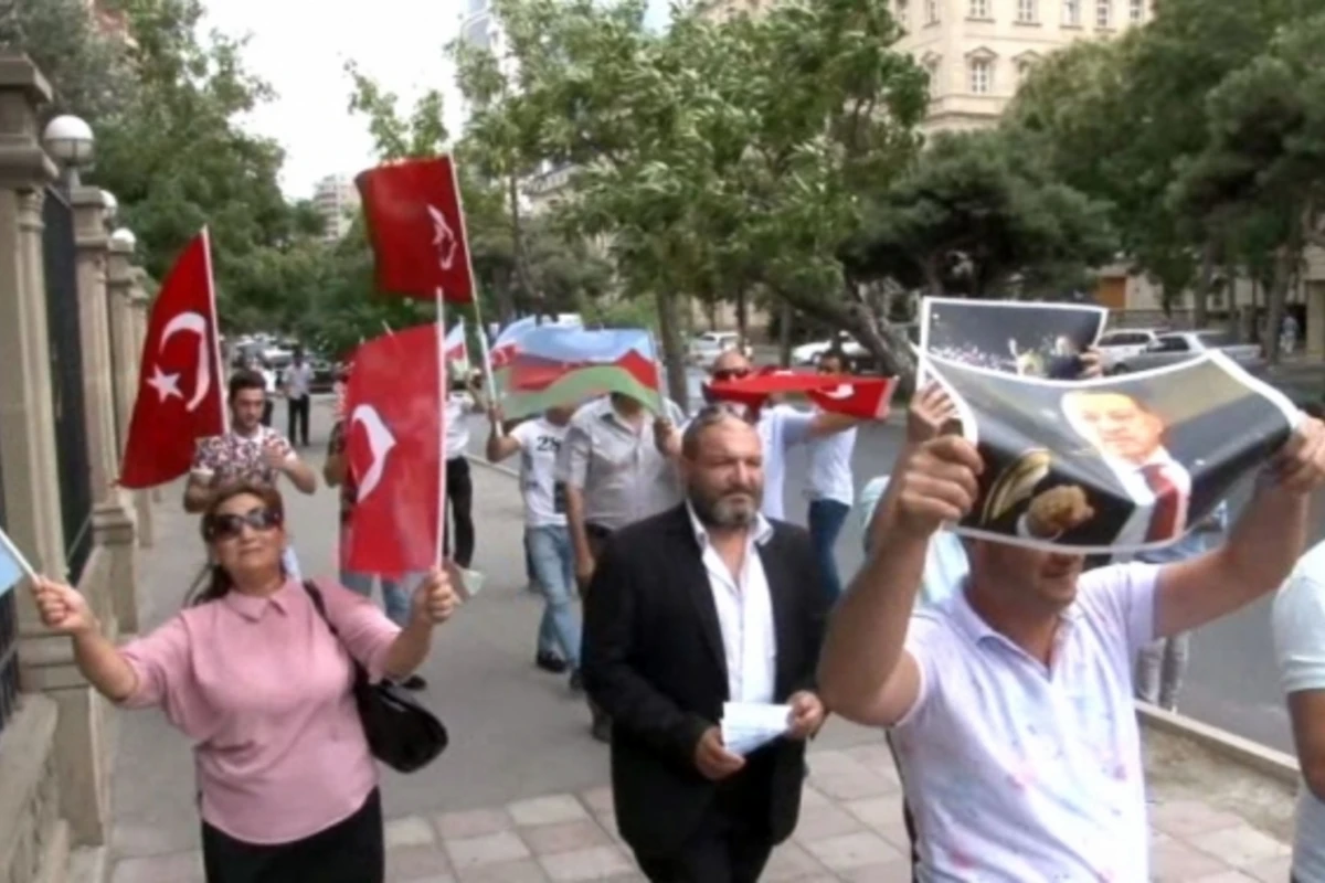 Bakıda Türkiyəyə dəstək aksiyası - küçədə dollar yandırıldı (VİDEO)