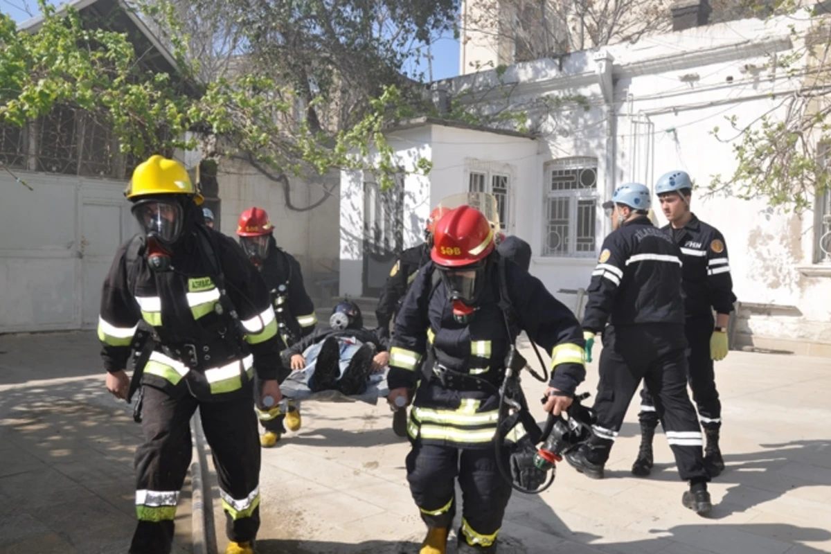 Bakıda yaşayış binasında yanğın olub, sakinlər təxliyyə edilib