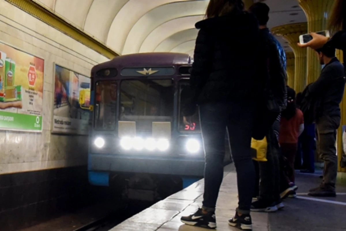 Metroda yuxulayan sərnişinin 288 manatını oğurladı - polis hərəkətə keçdi (FOTO)