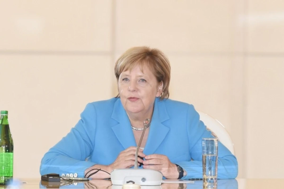 Angela Merkel Şəhidlər xiyabanını ziyarət edib