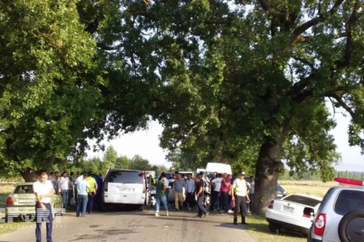 Oğuzda mikroavtobus qəzaya uğrayıb, xəsarət alanlar var - FOTO