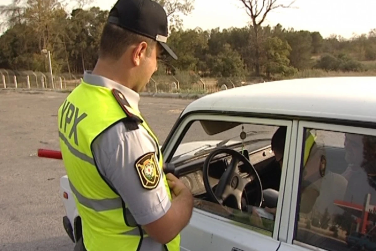 Reyd zamanı maraqlı anlar - Polis turistlə ingilis dilində danışdı (VİDEO)