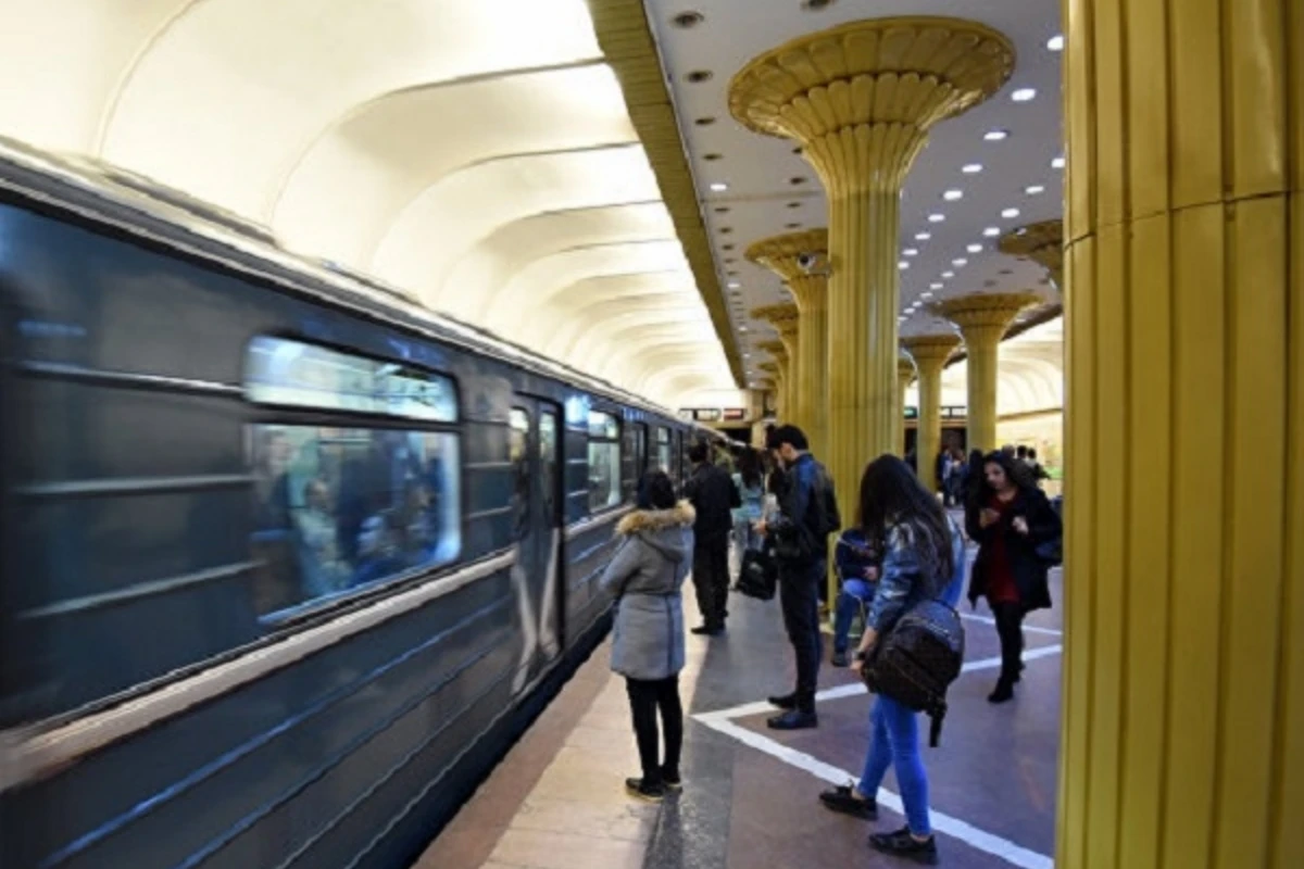 Bakı metrosunda biabırçılıq – Yaşlı kişi gənc qızlara sataşdı – VİDEO