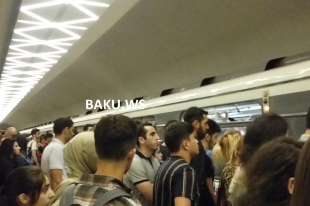 Bakı metrosunda sərnişin sıxlığı yaranıb - VİDEO