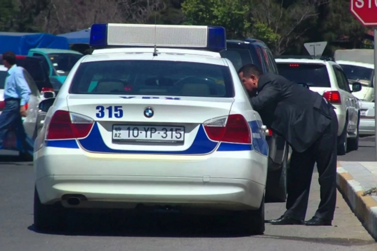 Qoçu sürücü yolu kəsdi, yol polisi dərhal cərimə etdi - VIDEO