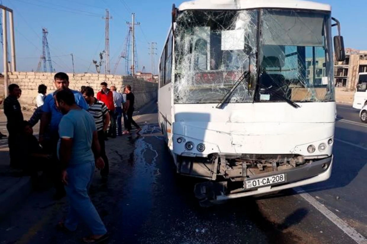 Bakıda iki avtobus toqquşdu – Yaralılar var – FOTO