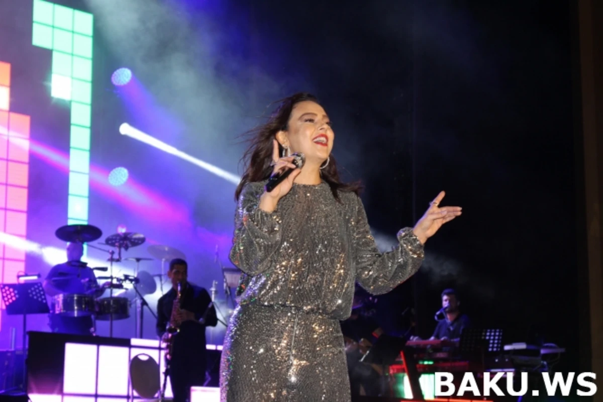 Ebru Gündeşin Bakıda möhtəşəm konserti baş tutdu (VİDEO)