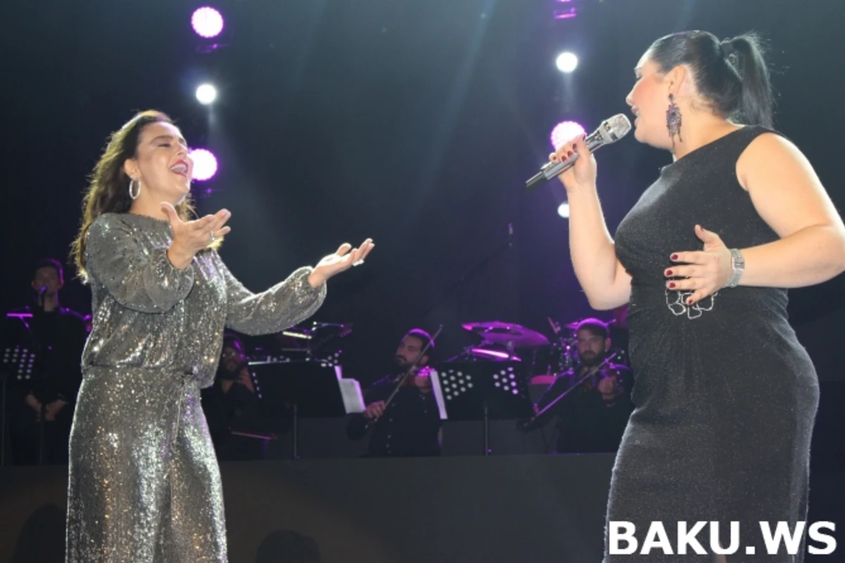 Ebru Gündeş konsertində Aygünlə duet oxudu - VİDEO