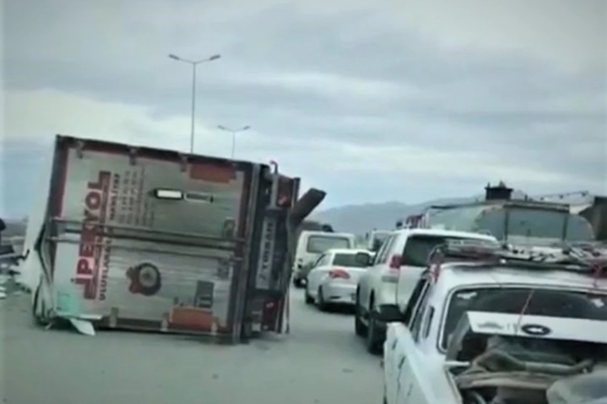 Bakıda güclü küləyin ağır fəsadı - TIR aşdı (VİDEO)