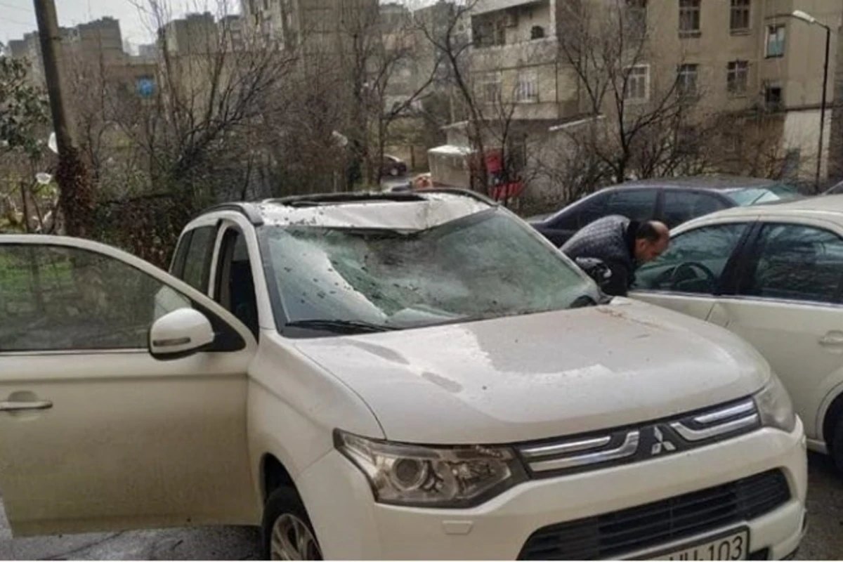 Güclü külək Bakıda su çənini avtomobilin üstünə atdı – FOTO