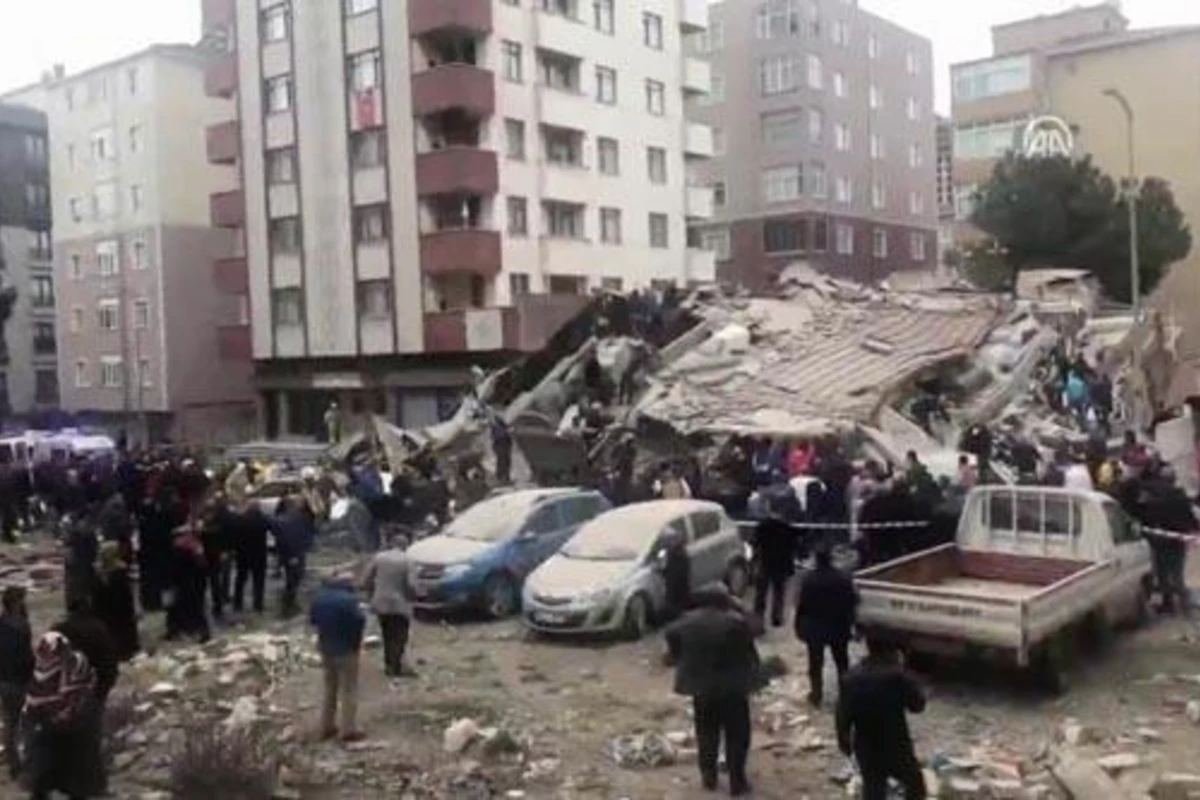 6 mərtəbəli yaşayış binası çökdü - Dağıntılar altında qalanlar var - VİDEO/FOTO