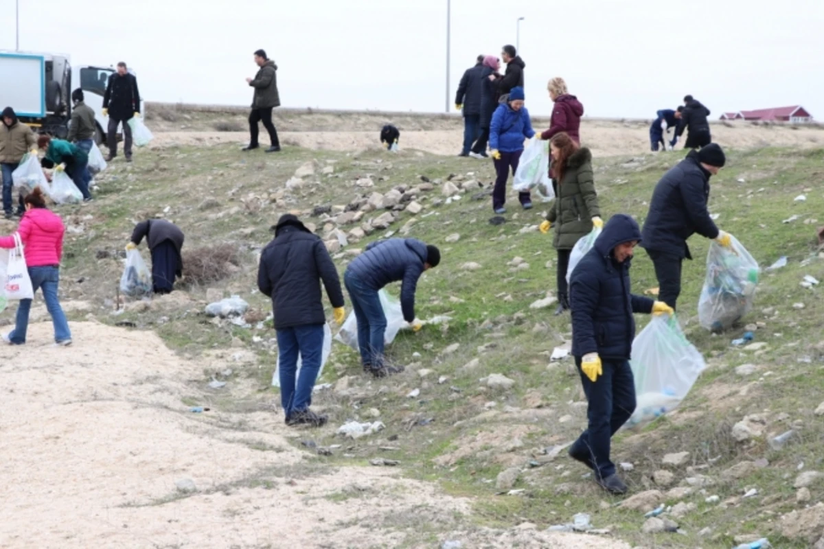 Nazirlik və səfirlik işçiləri çimərliyi belə təmizlədilər – FOTO