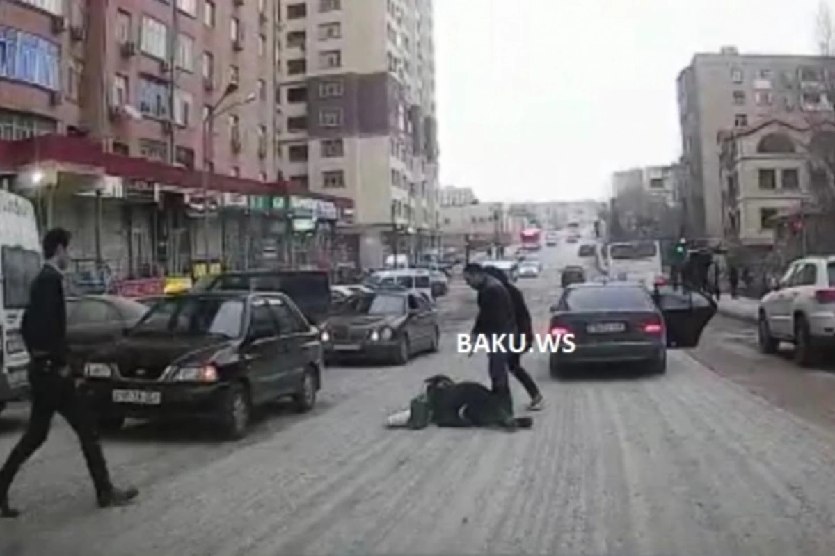 Bakıda qadın özünü maşına belə çırpdı – Ağlagəlməz üsul VİDEO