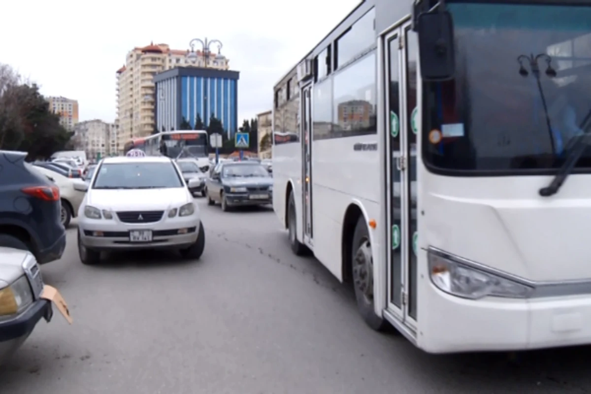 Avtobus dayanacağa girə bilmir – VİDEO