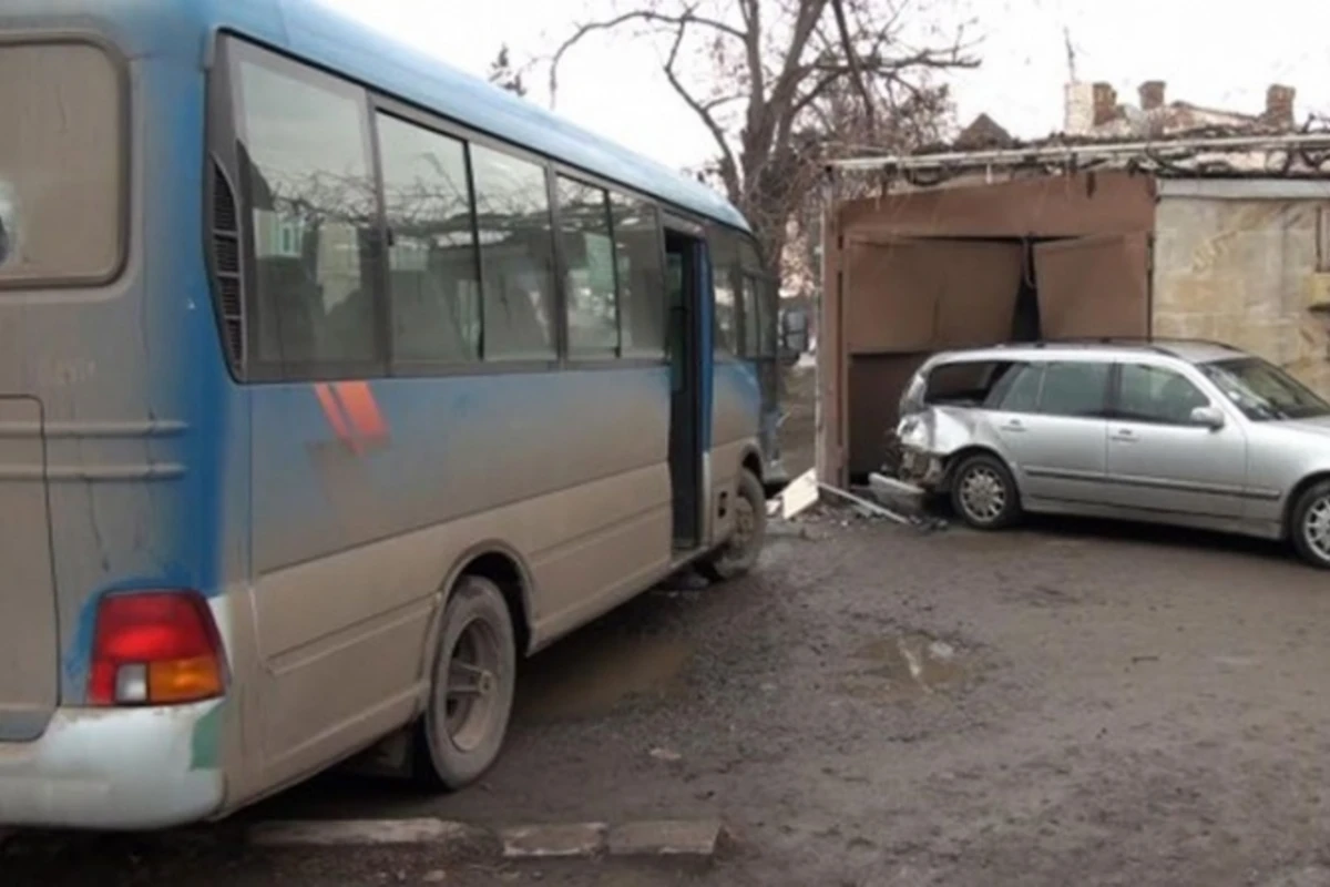 Zabratda sərnişin avtobusu ilə minik maşını toqquşub