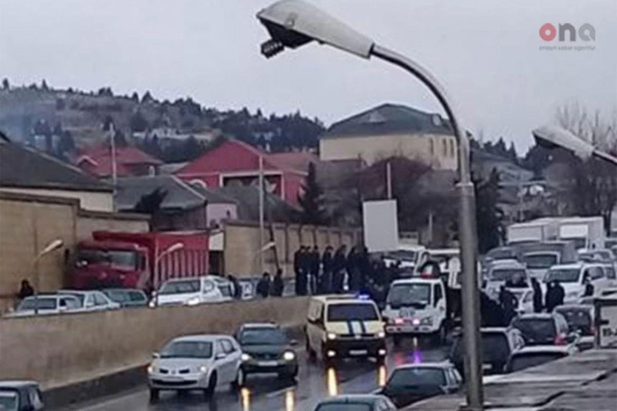 Bakı-Sumqayıt şosesində avtomobil tuneldə arakəsməyə çırpılaraq yanıb - FOTO