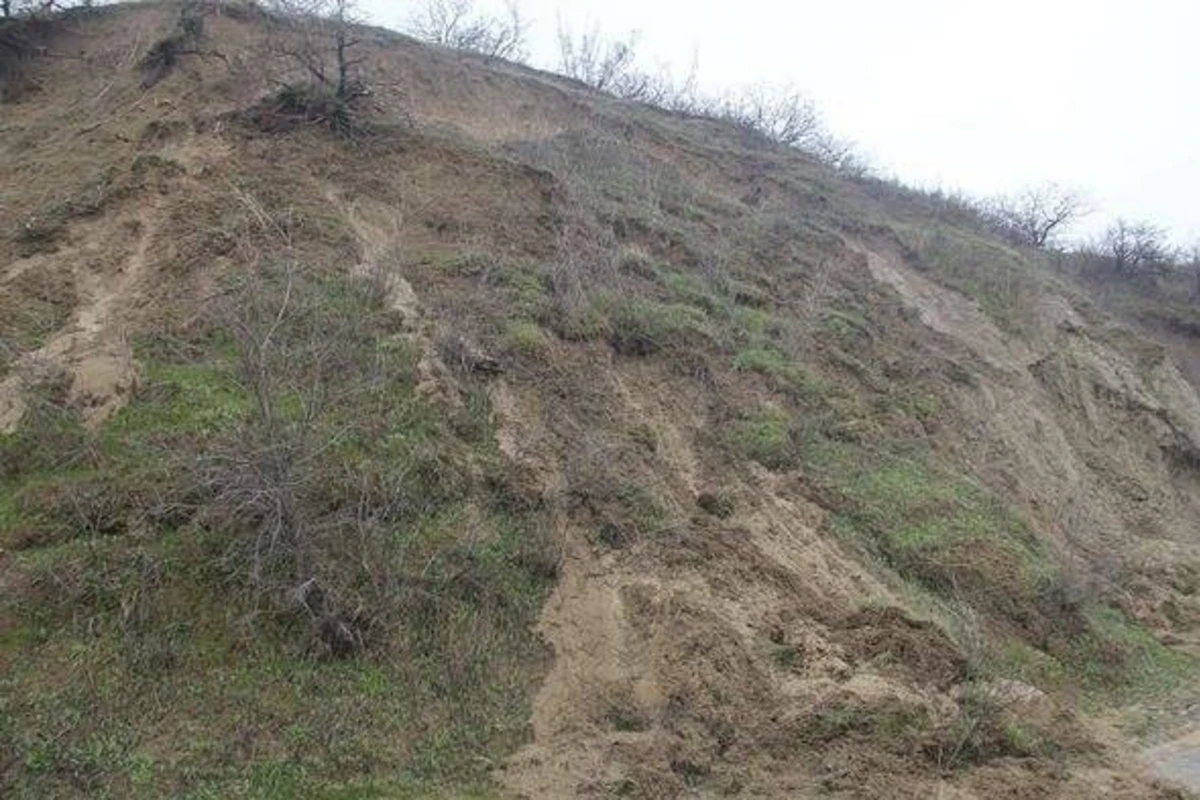 Torpaq sürüşdü, yol bağlandı