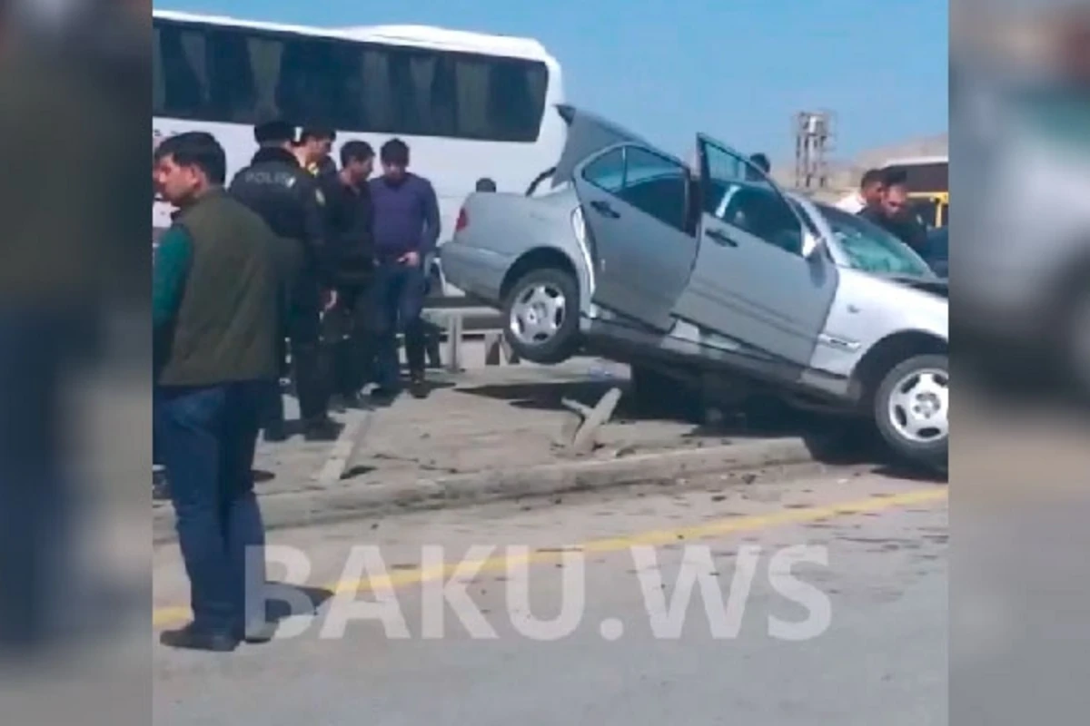 Bakıda “Mercedes” qəzaya uğradı – VİDEO