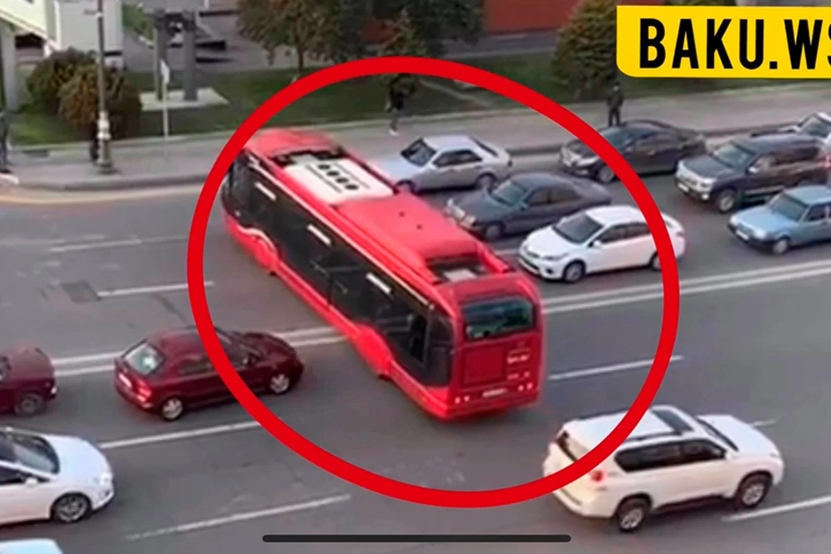 “BakuBus” avtobusu bir manevrlə bütün yolu iflic etdi – VİDEO