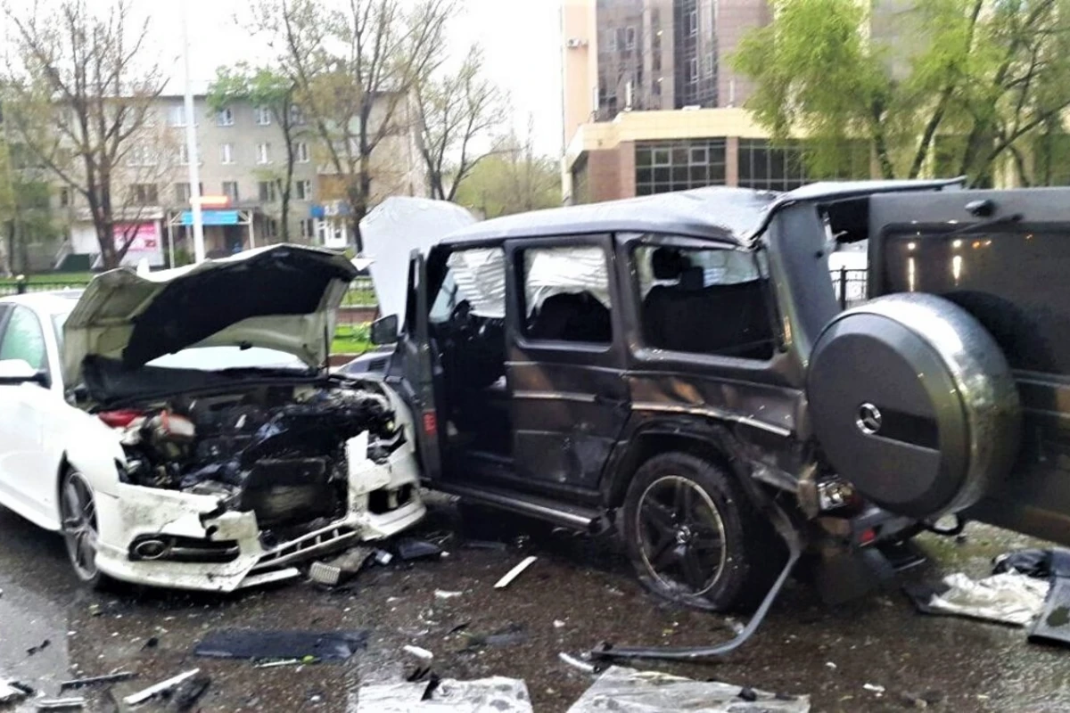 Bakıda 12 avtomobili əzən Gelandewagen sürücüsü saxlanıldı - VİDEO